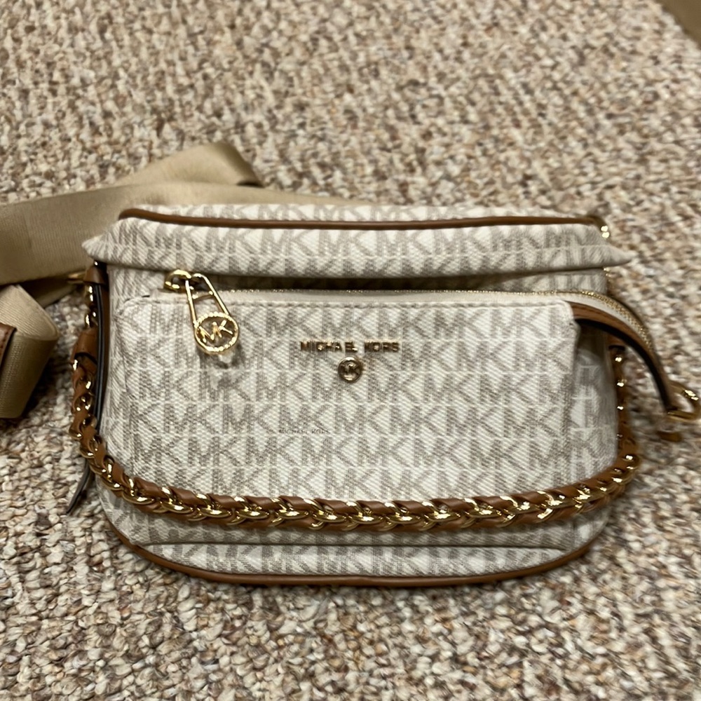 MICHAEL KORS Fanny Pack. Excellent condition, no stains or wear and tear.